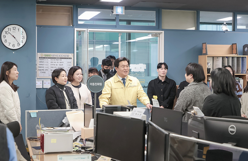 임병택 시흥시장 19일 전 부서 돌며 직원에게 2026 병오년 새해 인사 전달