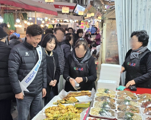 조용익 부천시장 설 연휴 중 원미부흥시장에서 장 보기