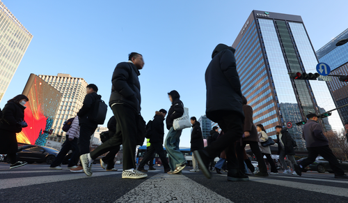 19일 서울 종로구 광화문 사거리에서 설 연휴를 끝낸 시민들이 출근하고 있다