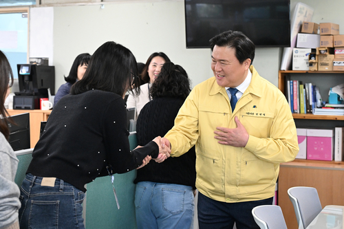 임병택 시흥시장 19일 전 부서 돌며 직원에게 2026 병오년 새해 인사 전달