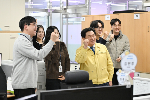 임병택 시흥시장 19일 전 부서 돌며 직원에게 2026 병오년 새해 인사 전달