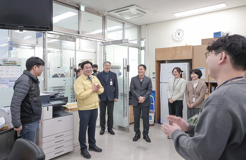 임병택 시흥시장 19일 전 부서 돌며 직원에게 2026 병오년 새해 인사 전달