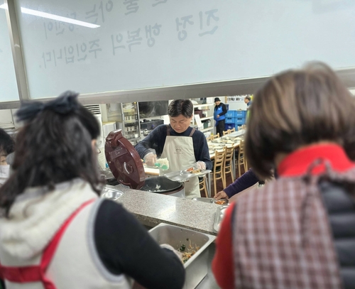 조용익 부천시장 설 연휴 중 향기네 무료급식소에서 배식 봉사