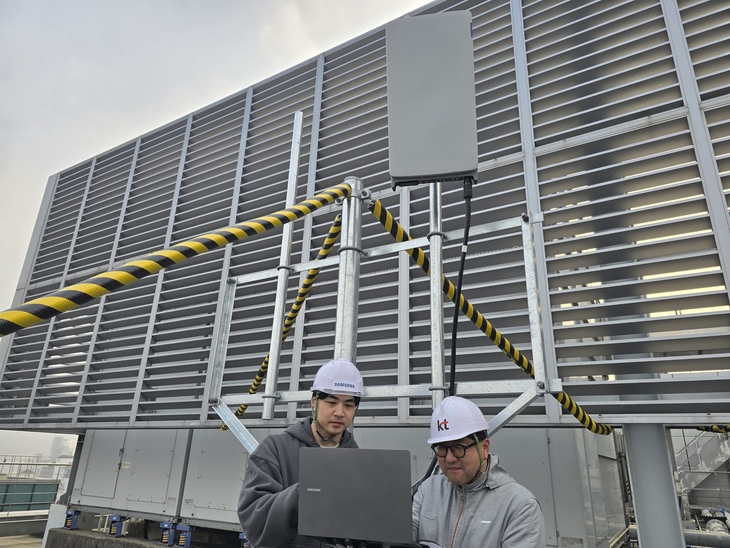 초고집적 다중 안테나 기술을 검증하는 삼성전자, KT 연구진