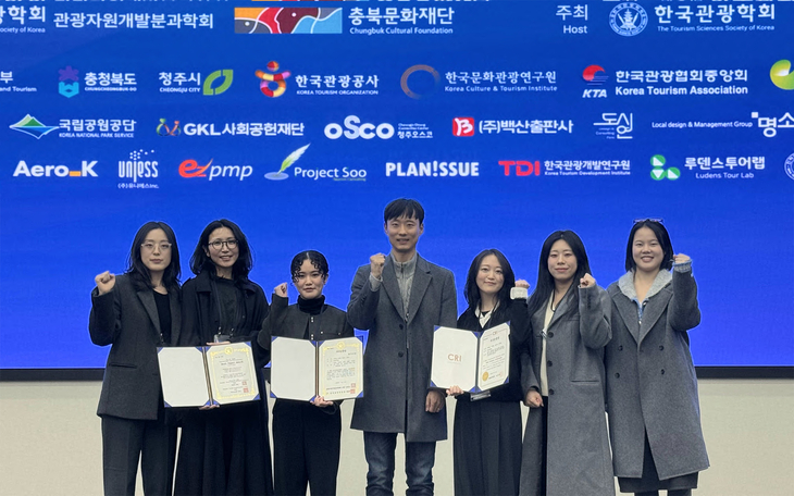 한국관광학회 국제학술대회에 참가한 미래혁신관광연구실 연구원. (왼쪽부터) 조유정 연구원, 조지현 연구원, 박주란 연구원, 신학승 교수, 장선우 연