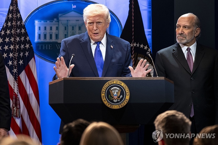 도널드 트럼프 대통령이 20일(현지시간) 미국 백악관에서 미 연방대법원의 상호관세 위법 판결에 대해 입장을 밝히고 있다.