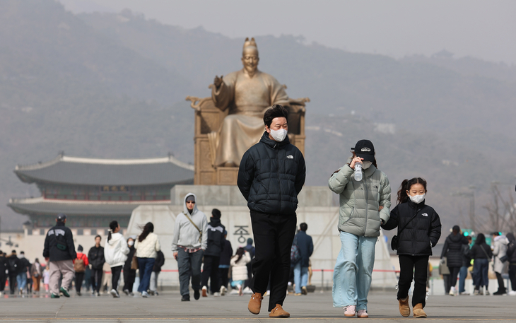 황사에 미세먼지까지 뿌연 광화문 광장