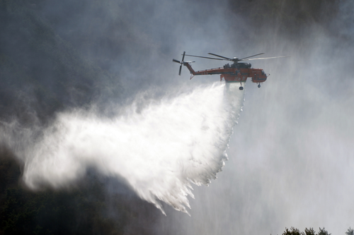 산림 당국 헬기가 23일 경남 함양군 마천면에서 산불 진화 작업을 하고 있다.
