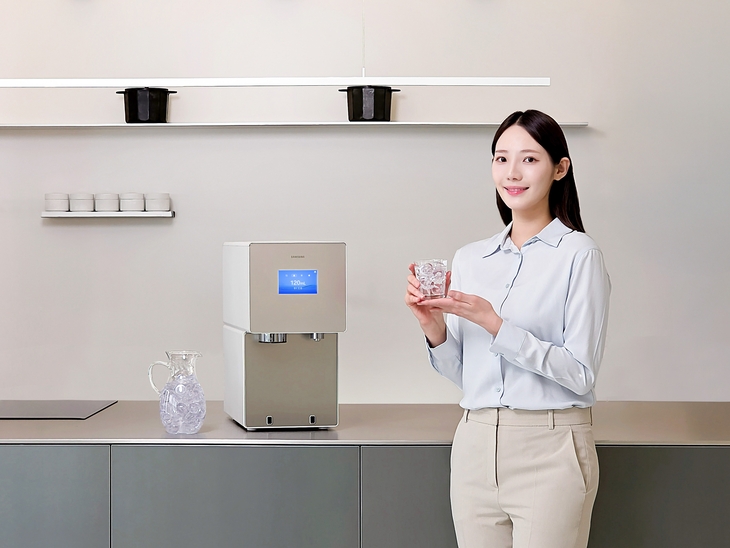 삼성전자 모델이 '비스포크 AI 얼음정수기' 신제품을 소개하고 있다.