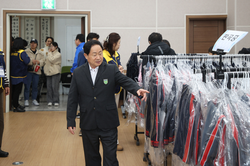 주광덕 남양주시장 21일 호평 남양주교복은행 판매행사 참석