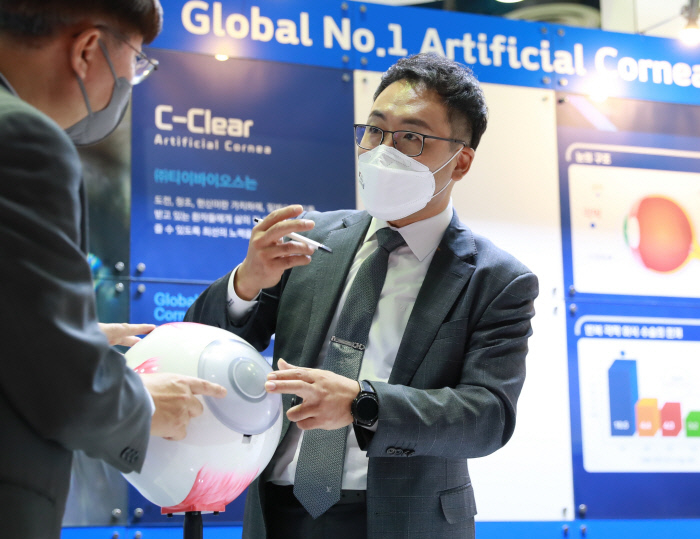 2021년 12월, 발명특허대전 대통령상을 받은 정도선 대표(오른쪽)가 씨클리어에 대해 설명하고 있다. 사진=티이바이오스