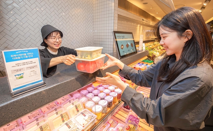 현대백화점 식품관에서 고객이 개인 다회용기를 가져와 과일 등을 손질해 주는 프레시 테이블 서비스를 이용하고 있다. 사진=현대백화점그룹