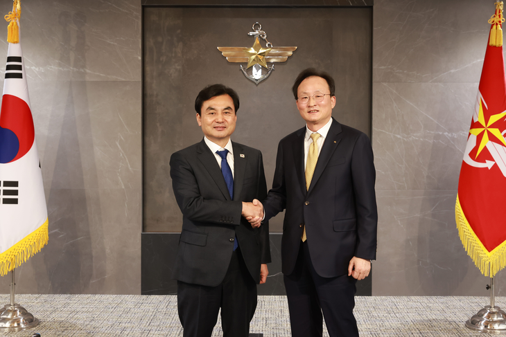 24일 서울 용산구 국방부 청사에서 열린 협약식에서 안규백 국방부 장관(좌측)과 이환주 KB국민은행장이 기념촬영을 하고 있다.