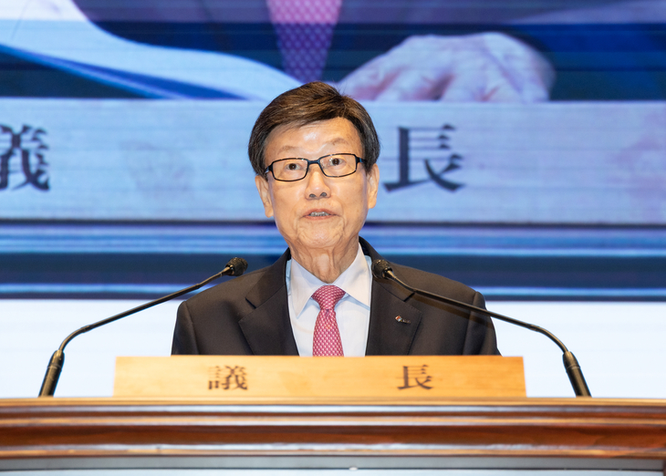 25일 서울 강남구 삼성동 코엑스에서 열린 '2026년도 한국무역협회 정기총회'에서 윤진식 한국무역협회 회장이 개회사를 하고 있다.