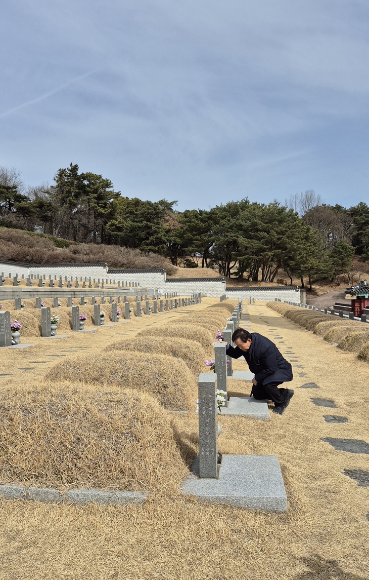황세연 익산시장 입후보 예정자, 민주당 경선 서류 접수…중앙시장 찾아 본격 민심 행보