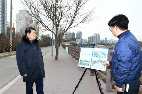 백경현 구리시장 24일 왕숙천 제방 내 관망 산책로 운영 점검