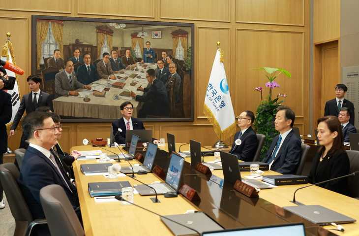 성장률 올렸지만 금리는 묶었다…한은, 6회 연속 동결