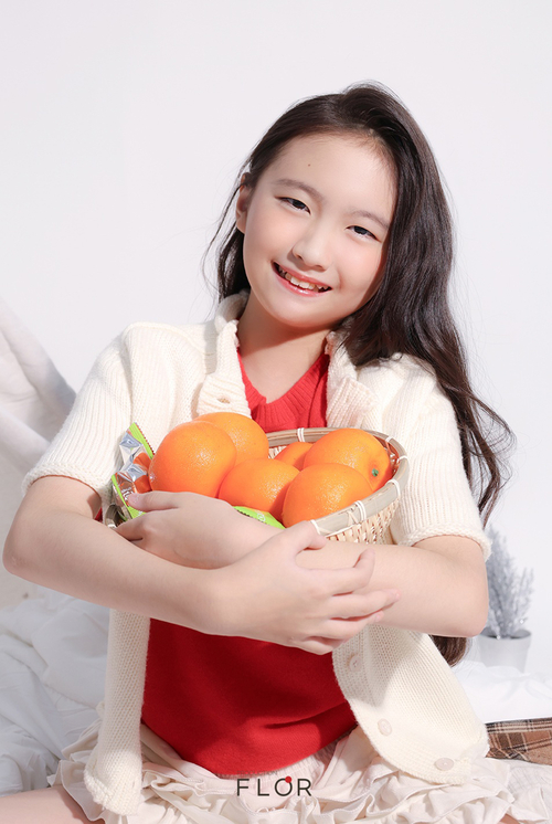 플로르방송제작사, 겨울 화보 공개… 모델 최서원, 미소로 채운 따뜻한 겨울