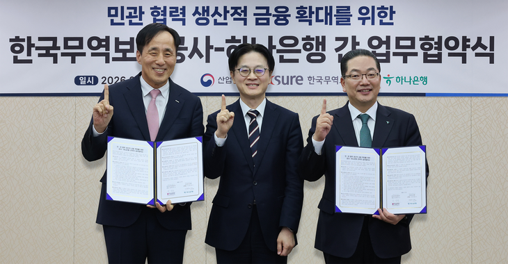 지난 25일 협약식에서 이호성 하나은행장(오른쪽)이 김정관 산업통상부 장관(가운데), 장영진 한국무역보험공사 사장과 함께 기념 촬영을 하고 있다.