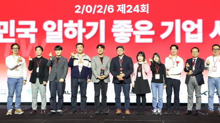 기아 피플앤컬처팀 이준길 팀장(왼쪽 다섯번째), 경영지원1실장 박영재 실장(왼쪽 여섯번째)이 'GPTW 경영 혁신 컨퍼런스' 수상자들과 기념 촬영을 하