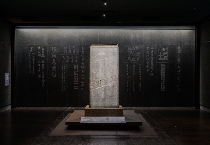 서울 용산구 국립중앙박물관 서화실에 비석의 글씨를 모아 9m 너비의 포스코 고급 컬러강판 '포스아트'로 재연한 '옛 비석의 벽'이 전시되고 있다