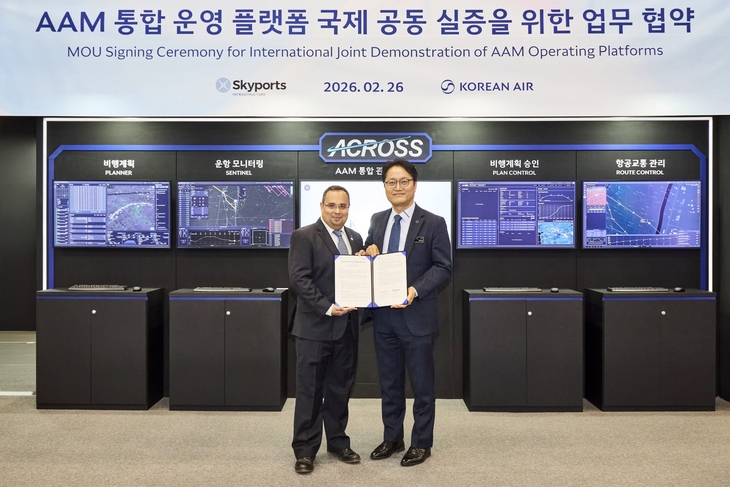 업무협약 서명식에 참여한 김경남 대한항공 항공기술연구원장과 안킷 다스(Ankit Dass) 스카이포츠 최고기술경영)가 기념사진을 촬영하는 모습.