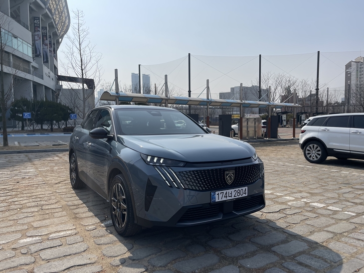 푸조 '올 뉴 3008 스마트 하이브리드'. 사진=박지성 기자