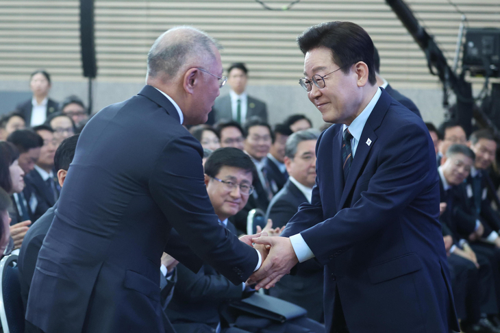 악수하는 이재명 대통령과 정의선 현대차그룹 회장