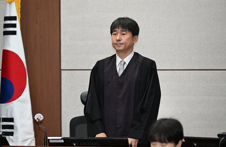 인사하는 지귀연 부장판사