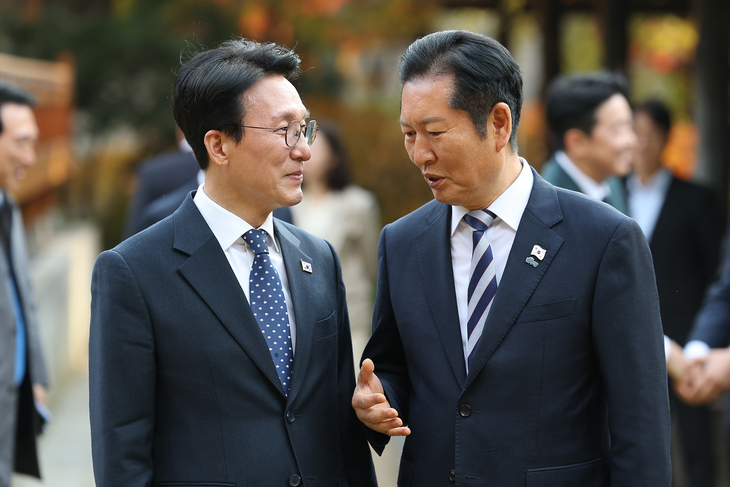 정청래 대표와 대화하는 김민석 총리