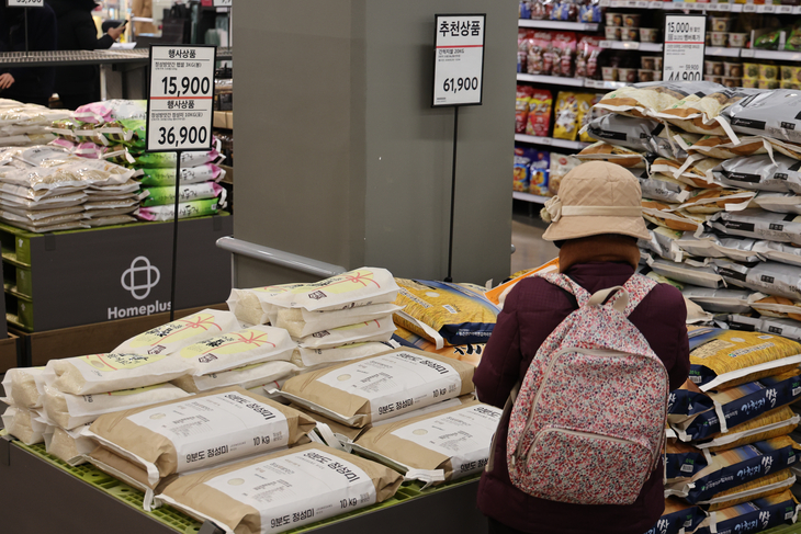 서울 시내 대형마트 쌀 판매대에서 시민들이 쌀을 고르고 있다.  사진=연합