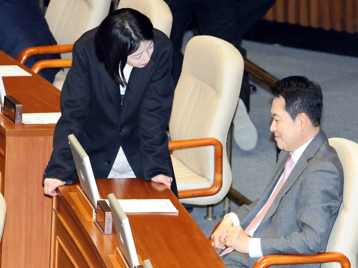 대화 나누는 장동혁 대표와 배현진 의원