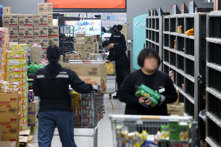 서울 이마트 청계천점 PP센터에서 주문 상품들에 대한 분류 작업이 이뤄지고 있다. 사진=연합