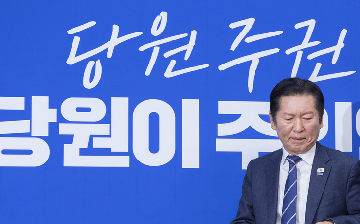 최고위원회의 입장하는 정청래 대표