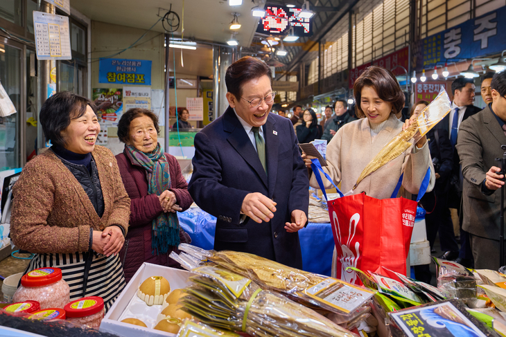 이재명 대통령 내외, 충북 전통시장 방문