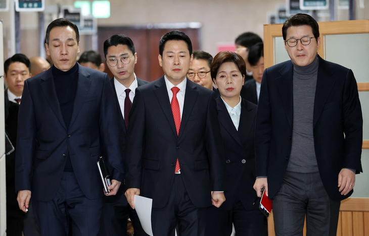 굳은 표정의 국민의힘 장동혁 대표와 최고위원들