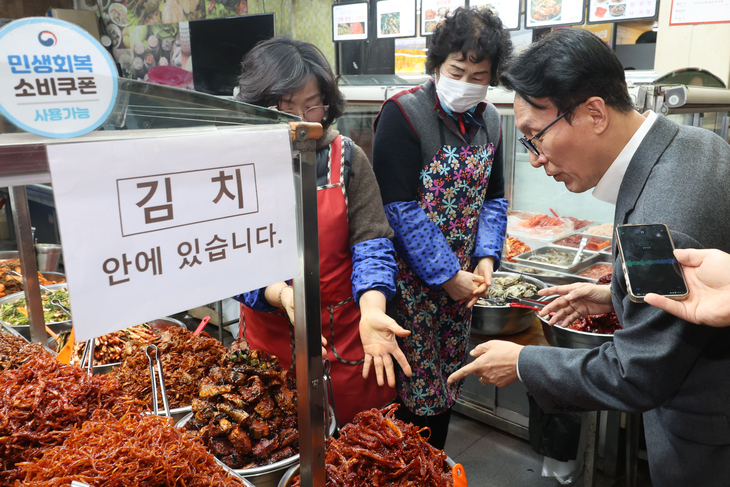 성수품 물가 점검하는 김민석 총리
