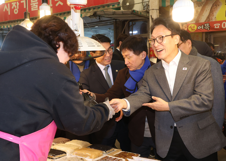 설 앞두고 재래시장 찾은 김민석 총리