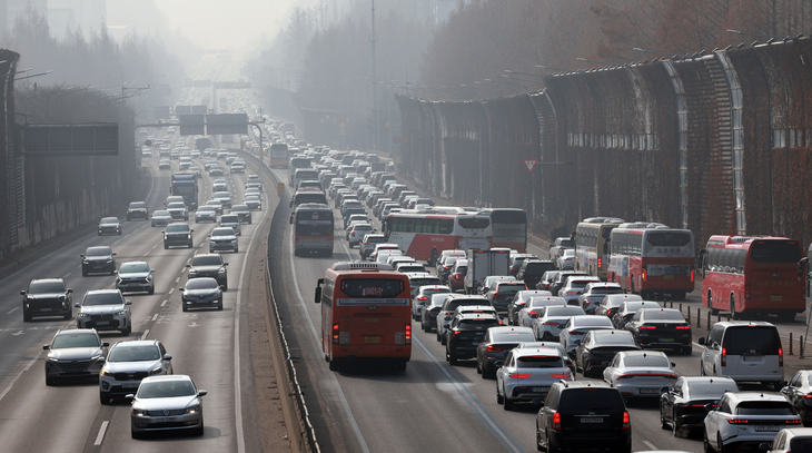 설연휴 둘째 날 본격 귀성길 정체…서울→부산 6시간10분