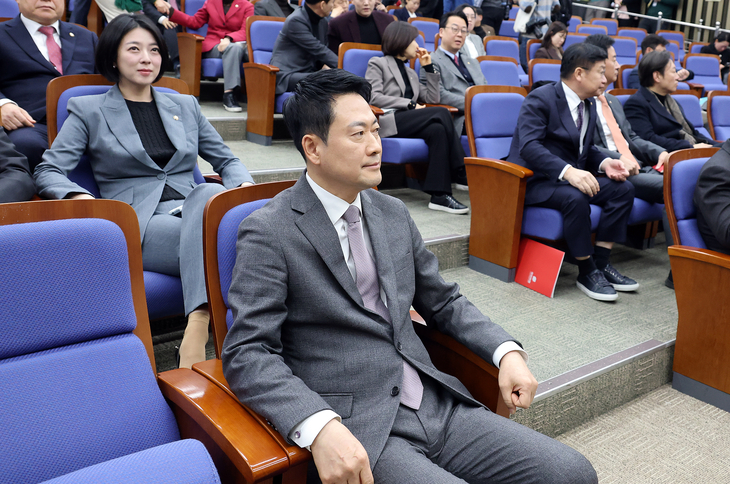 의총 자리한 장동혁 대표와 배현진 의원