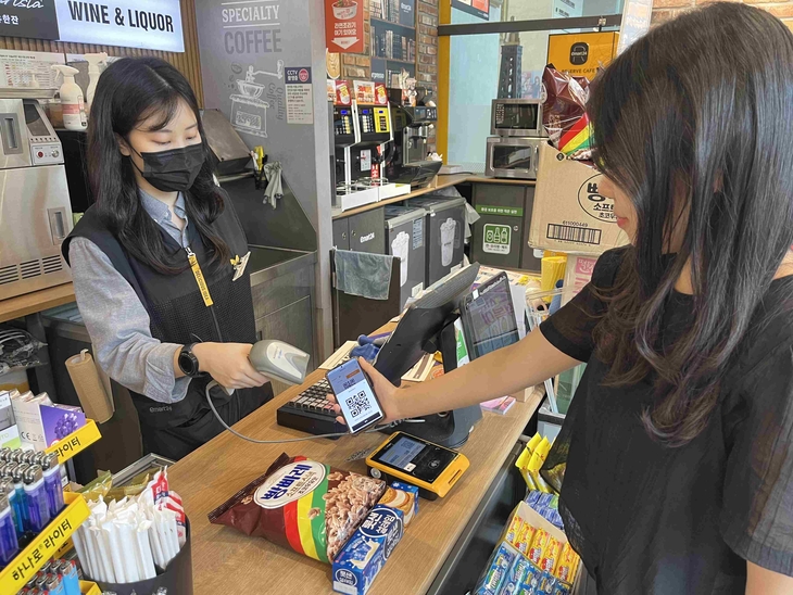 이마트24 매장에서 고객이 간편결제 서비스를 통해 제품을 구매하고 있다. 사진=이마트24