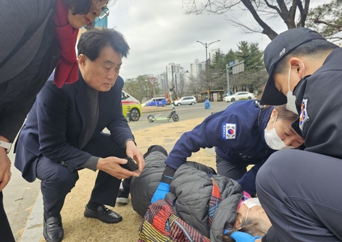 하은호 군포시장 2월27일 길가에 쓰러진 할머니 구조