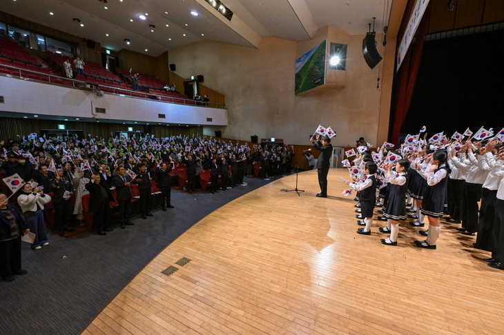 영주-4-2 제107주년 3.1절 기념식에 참석한 시민들이 만세삼창을 외치고 있다