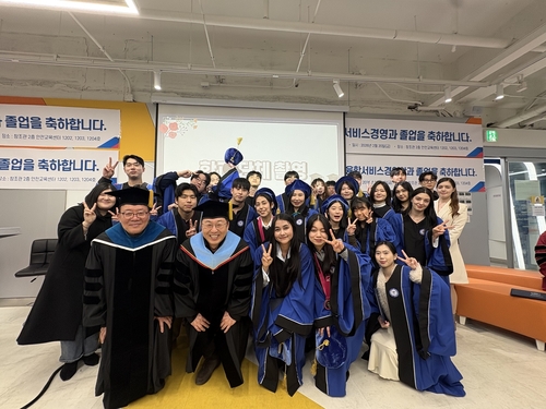 경복대학교 호텔관광과 2026년 겨울 학위수여식에서 졸업생-교수진 기념 촬영