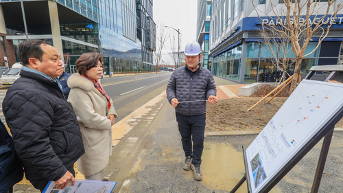 신계용 과천시장 3일 과천지식정보타운 내 연결녹지 1~5구간과 근린공원3 내 단설중학교 조성 현장 점검