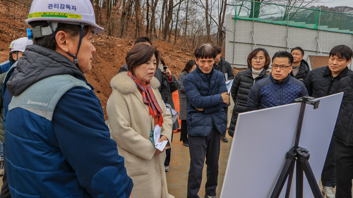 신계용 과천시장 3일 과천지식정보타운 내 연결녹지 1~5구간과 근린공원3 내 단설중학교 조성 현장 점검