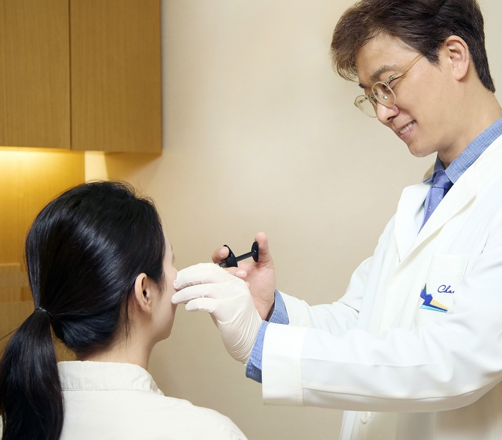 차움 피부성형클리닉 진석인 교수가 미토 셀부스터 시술을 하고 있다.