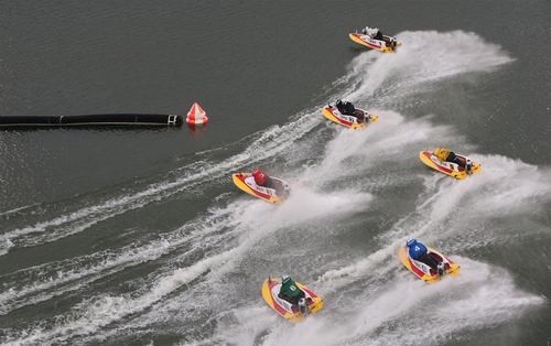 하남 미사경정장에서 출전 선수들 턴마크 돌며 경합