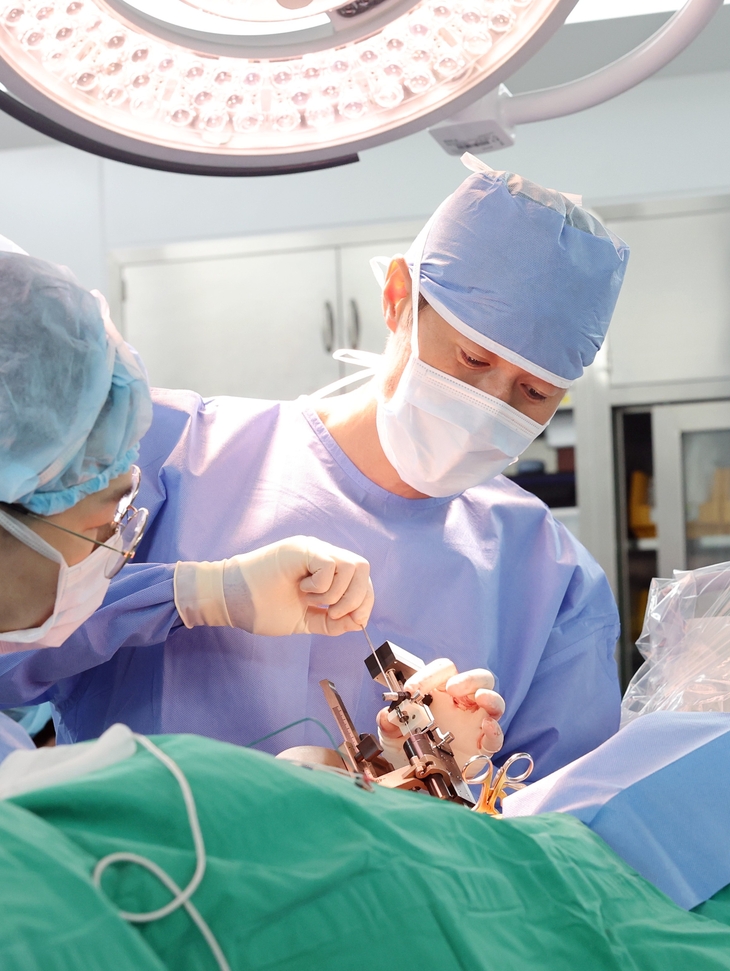 신경외과 박광우 교수(우측)가 뇌심부자극술을 시행하는 모습_1 (1)