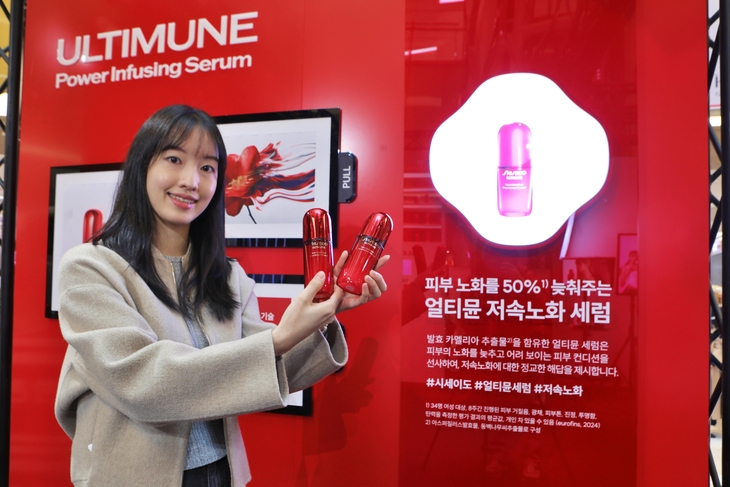 서울 송파구 롯데백화점 잠실점 에비뉴엘 지하1층 더크라운에서 진행 중인 '얼티뮨' 팝업스토어에서 모델이 상품을 들고 있다. 사진=롯데백화점